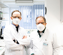 Dr. Christoph Thurm und Prof. Dr. Burkhardt Schraven am Institut für Molekulare und Klinische Immunologie Magdeburg.